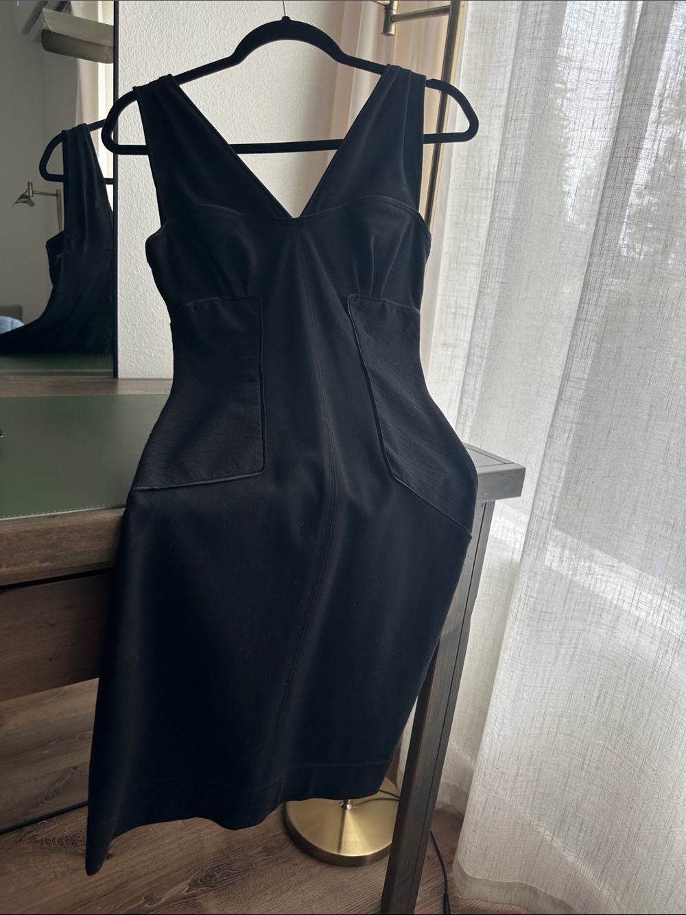 Diane Von Furnstenberg - Classic Black V-Neck Sheath Dress - Form-fitting